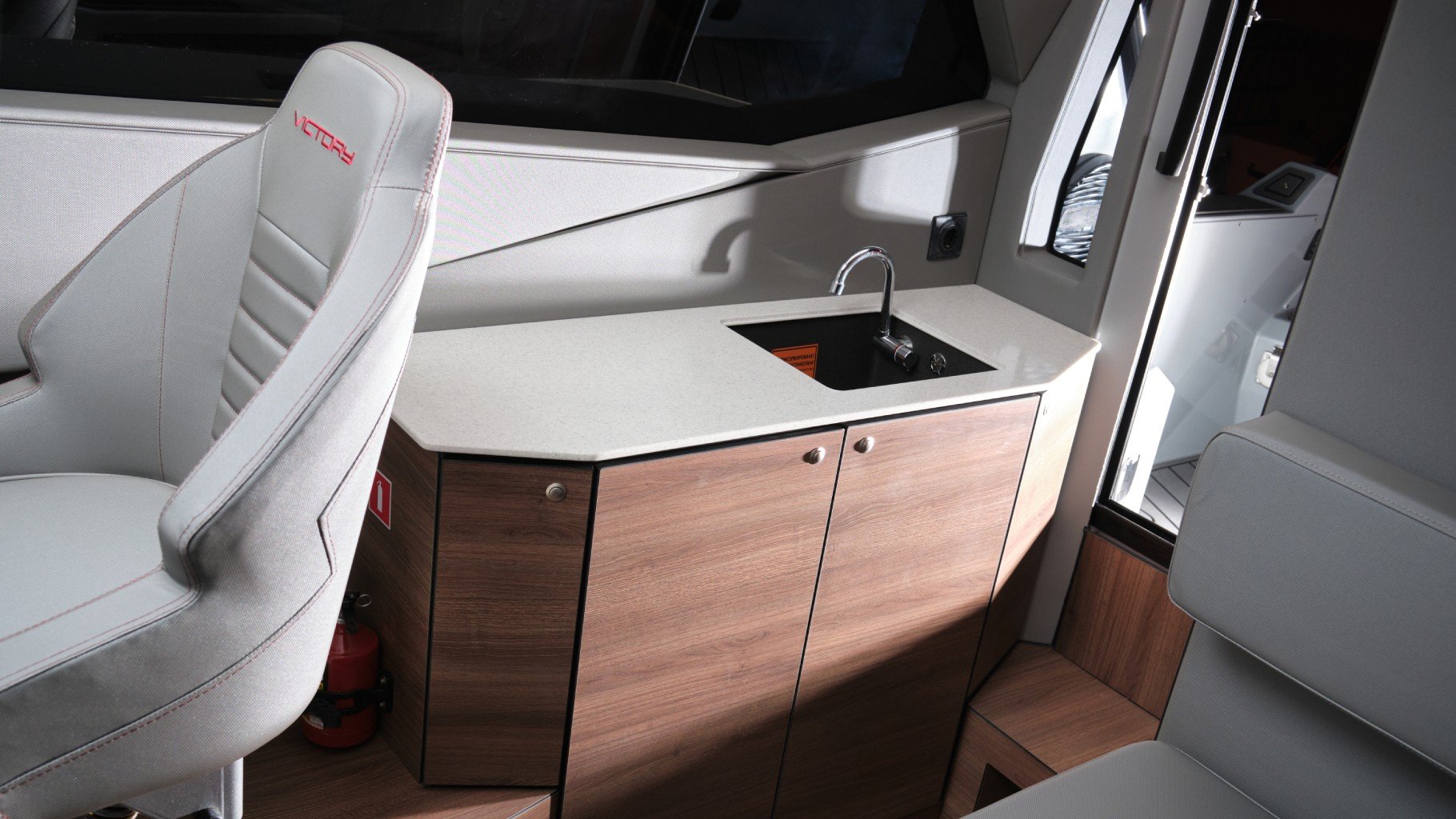 фото Лодка Victory A8 Cabin